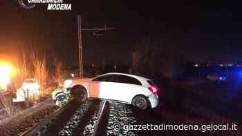 Soliera, ladri in fuga abbandonano la macchina sui binari della Mantova-Modena. Bloccato il treno in tempo - La Gazzetta di Modena