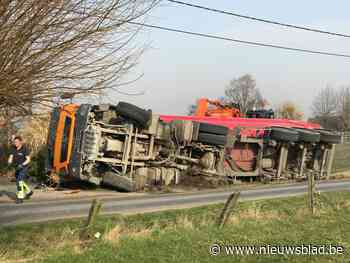 Vrachtwagen vol aarde kantelt in berm na uitwijkmanoeuvre: “Gelukkig droeg chauffeur zijn gordel”