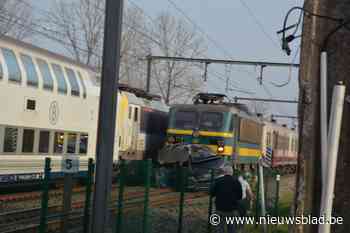 Trein sleurt auto honderden meters mee: bestuurder kansloos