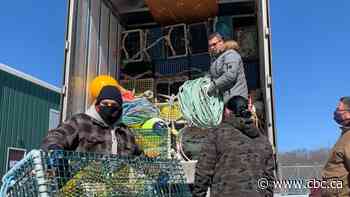 'Moderate livelihood' fishermen must operate during commercial season, DFO says