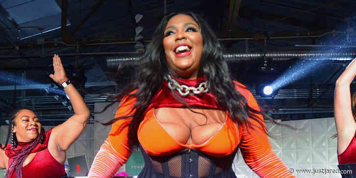 Lizzo Tries On the Viral TikTok Leggings - Watch!