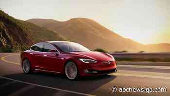 Edmunds compares the 2021 Tesla Model S and Porsche Taycan