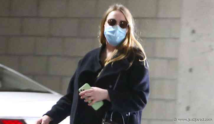 Pregnant Emma Stone Runs Errands While Awaiting Her Due Date