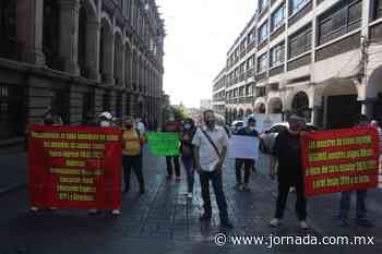 Maestros exigen pagos de salarios atrasados; bloquean avenida en Cuernavaca - La Jornada