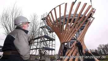 Aussichtsturm für die Woeste: Das Bauwerk wächst dank vorgefertigter Stahlelemente und mächtiger Holzbalken... - soester-anzeiger.de