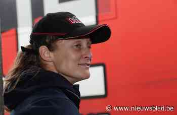 Delfine Persoon bokst tegen de rug van Irma Testa, ref laat begaan