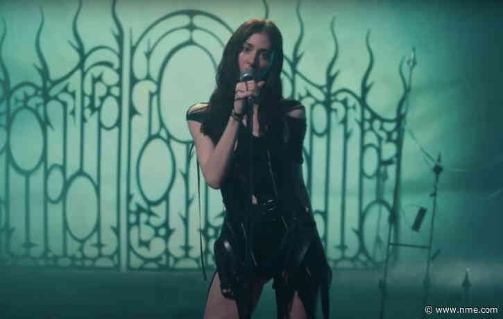 Watch Caroline Polachek perform ‘Breathless’ on ‘The Late Late Show’