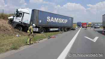 Vrachtwagen rijdt in op signalisatiewagen bij werken op pech... (Wuustwezel) - Het Nieuwsblad