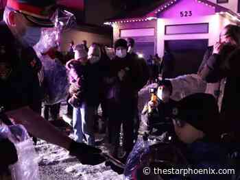 Saskatoon police hold parade for four-year-old boy with incurable tumour