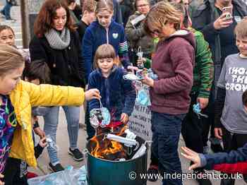 Parents encourage kids to burn masks on steps of state capitol