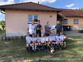 Umkleidebank und Trikots für Nachwuchs vom 1. FC Guben - Niederlausitz Aktuell - NIEDERLAUSITZ aktuell