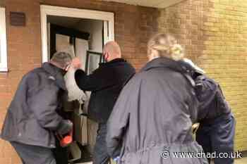 Watch the moment police carry out coordinated drugs raids on Sutton flats - Mansfield and Ashfield Chad