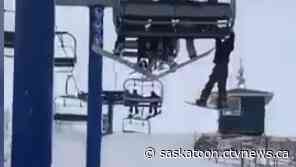 'I slipped off': Video shows Sask. snowboarder dangling from chairlift
