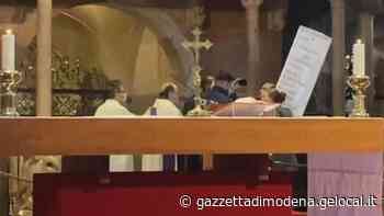 Modena. Tre no mask irrompono in Duomo: scompiglio al termine della messa - La Gazzetta di Modena