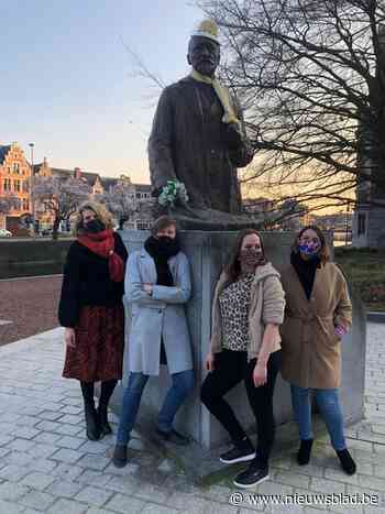 Meer vrouw op straat steekt mannelijke standbeelden in een kleedje - Het Nieuwsblad