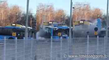 Svezia, treno colpisce un autobus fermo sui binari: l incidente è impressionante - Il Messaggero