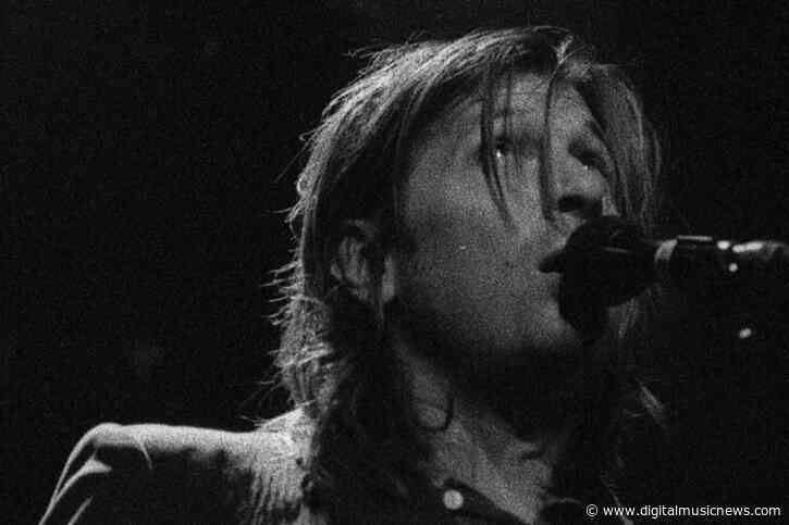 Evan Dando of the Lemonheads Performs Live at Walgreens After Employees Find His Wallet
