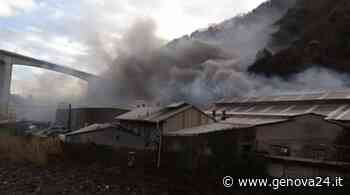 Voltri, grosso incendio alla Zinkal: in fiamme due tir, esploso bombolone di gpl - Genova24.it