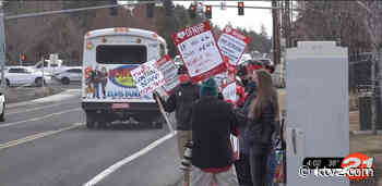 St. Charles Bend nurses turn out in support of striking medical tech workers - KTVZ
