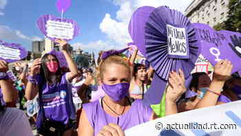 VIDEO: Miles de mujeres se movilizan en las calles de Buenos Aires para conmemorar el 8M en Argentina - RT en Español