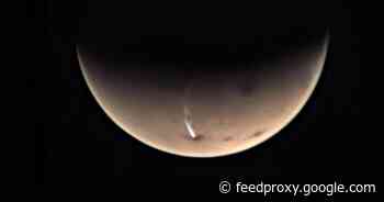 Scientists uncover secrets of mysterious 1,100-mile-long Mars cloud     - CNET