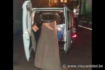 Man die tapijten wil sluikstorten op heterdaad betrapt - Het Nieuwsblad