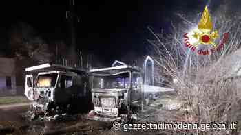 Modena. Rogo nella notte, in fiamme due camion. Si sospetta il dolo - La Gazzetta di Modena