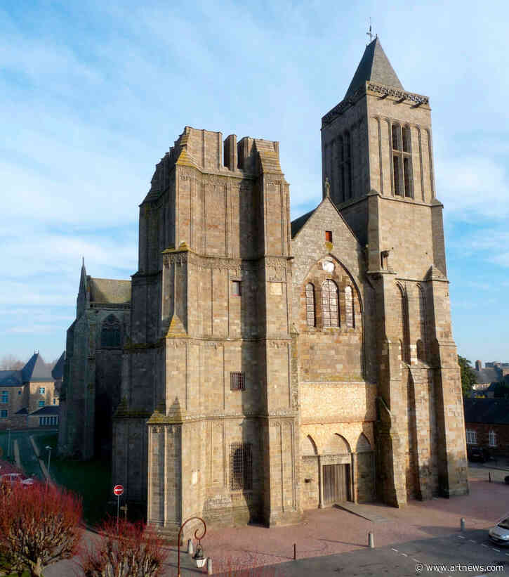 Writer Ken Follett Donates Book Proceeds Toward Restoring Famed Cathedral
