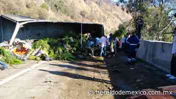 ¡Cuidado! Se registra cierre de circulación en la México-Cuernavaca por camión de carga volcado - Heraldo de México