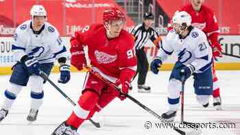 LOOK: Lightning, Red Wings play through a malfunctioning horn in first period of game in Detroit