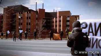 Prisoners refuse meals amid COVID-19 outbreak at Hamilton jail, 72 people infected