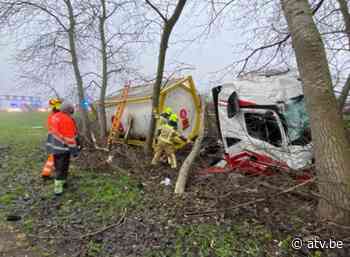 Uur file op E313 door vrachtwagen in de gracht in Ranst - ATV