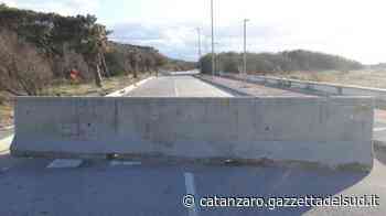 Nicotera, i blocchi sbarrano il lungomare: dopo 9 mesi tutto fermo - Gazzetta del Sud - Edizione Catanzaro, Crotone, Vibo