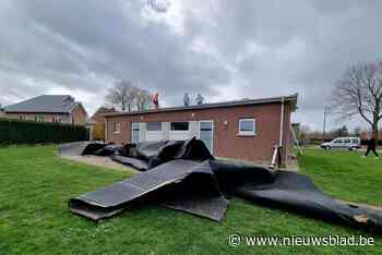 Storm blaast roofing van dak in Sint-Amands