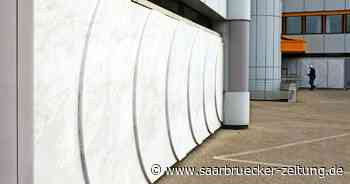 Jo Einzweilers Wandrelief am Arbeitsamt Neunkirchen - Saarbrücker Zeitung