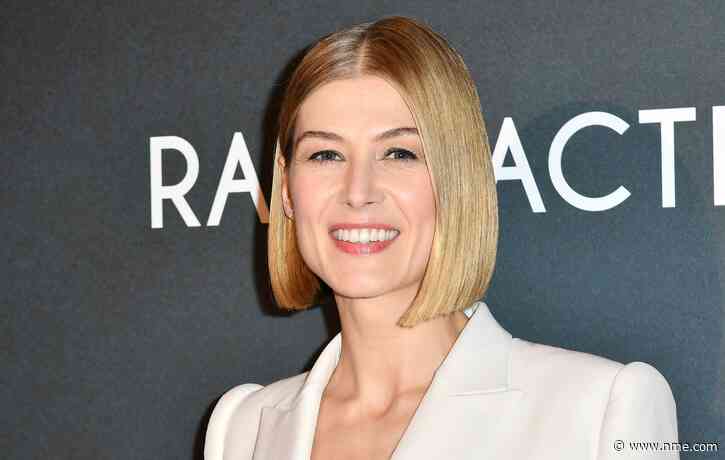 Rosamund Pike buries her awards in the garden: “It’s probably deeply psychological”