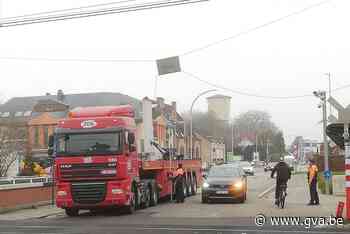Vrachtwagen rijdt tegen hoogteportaal Molse spooroverweg (Mol) - Gazet van Antwerpen Mobile - Gazet van Antwerpen