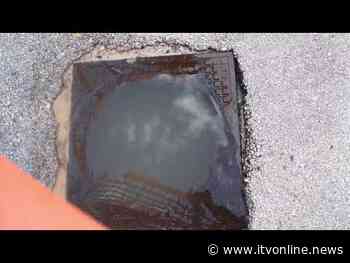 Solofra, fognatura ostruita da oltre un mese e liquami in strada: nessuno interviene - Irpinia TV