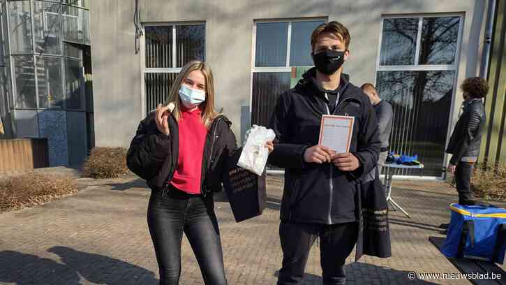 Jeugdige vrijwilligers getrakteerd op bokkenpootjes