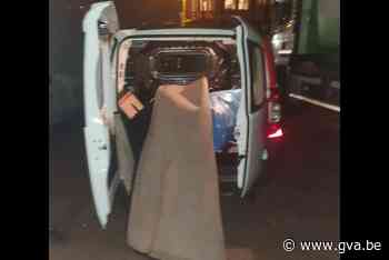 Man die tapijten wil sluikstorten op heterdaad betrapt - Gazet van Antwerpen