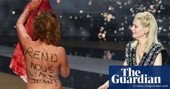 French actor strips at 'French Oscars' in protest at closure of theatres and cinemas
