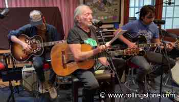 Willie Nelson, Sons Lukas and Micah Perform Lonesome ‘A Cottage for Sale’