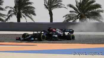 F1, contrattempo per Hamilton in Bahrain: fermo nella sabbia - Virgilio Sport