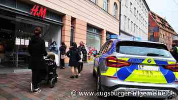 Frau randaliert in Augsburger Innenstadt und greift Polizeibeamte an