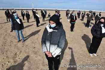 Klimaatactie krijgt coronaproof vervolg: actievoerders betogen verkleed als advocaat voor milieuvriendelijker beleid