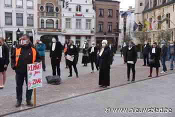 Honderd advocaten voor het klimaat protesteren op Grote Markt in Dendermonde<BR />