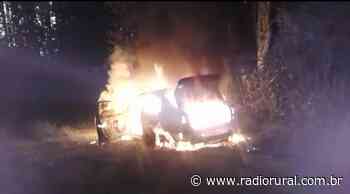 Fogo destrói veículo no interior de Ipira - Rádio Rural AM 840 - Rádio Rural