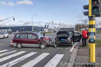 Vrouw lichtgewond bij kop-staartaanrijding op Rijksweg