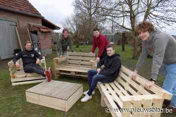 Studenten stellen meubellijn in pallettenhout voor