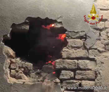 Canna fumaria a fuoco in abitazione a Modena - Modena 2000